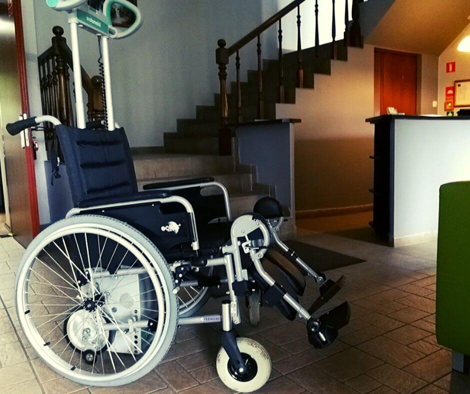 Schodzołaz kroczący z wózkiem inwalidzkim w domu
