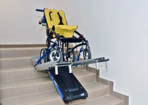 Schodołaz z wózkiem inwalidzkim